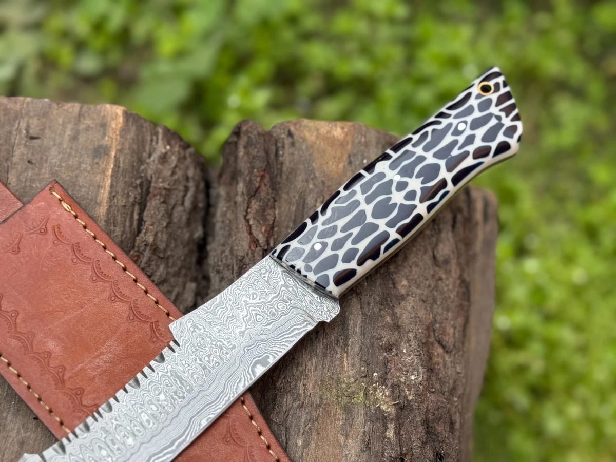 Custom Damascus Steel Knife – Honeycomb Resin Handle & Sheath